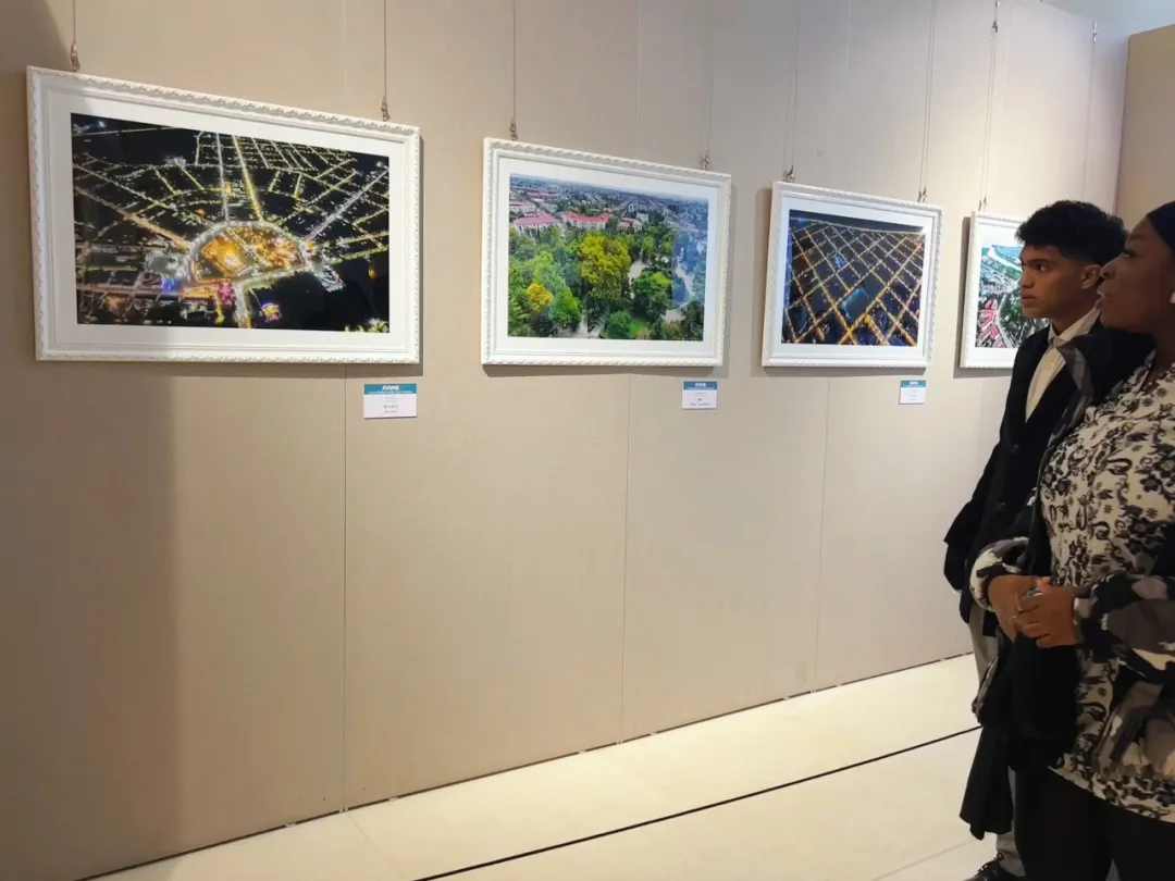 友城映像 四川文化藝術(shù)學(xué)院組織留學(xué)生參與綿陽(yáng)與波季市攝影展，深化文化交流